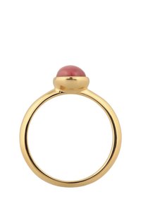 Gouden ring met een gladde, ronde rode steen in een gepolijste band. De steen heeft een koepelvorm, wat contrasteert met de glanzende gouden afwerking.