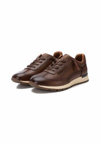 Zapatillas de cuero marrón con un acabado suave, que presentan un cuello acolchado, diseño con cordones y una cremallera lateral para un fácil acceso. Suela texturizada.