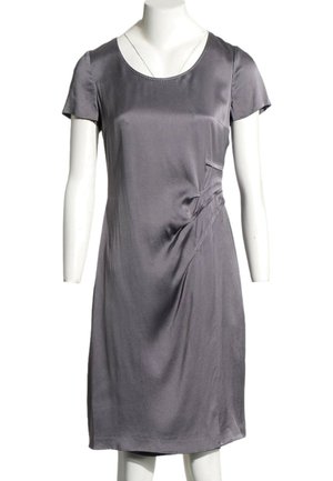 Robe grise en satin à manches courtes, longueur genou, avec encolure ronde et détail froncé à la taille droite, présentée sur un mannequin blanc.