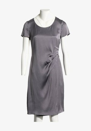 Robe grise en satin à manches courtes, longueur genou, avec encolure ronde et détail froncé à la taille droite, présentée sur un mannequin blanc.