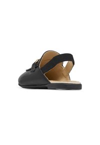 Scarpa slingback in pelle nera con suola piatta, fascia elastica sul retro e dettagli in metallo dorato al lato. Texture liscia.