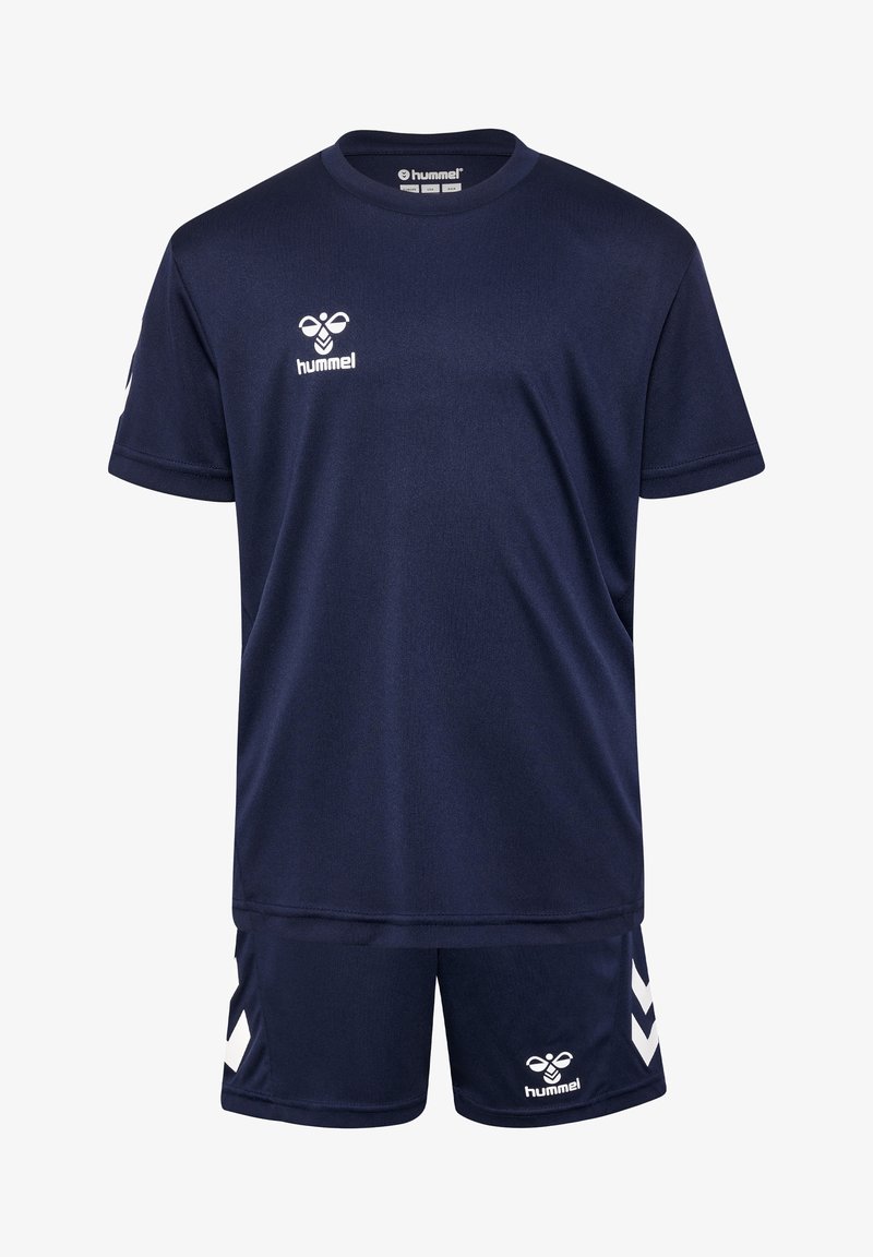 Marinblå idrottströja och shorts-set tillverkat av fuktavvisande tyg. Har vitt logotyp och chevron-detaljer på ärmar och shorts.