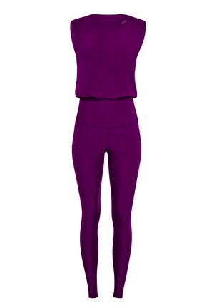Paarse sportoutfit bestaande uit een mouwloos topje en hoge legging, gemaakt van rekbaar materiaal met een gladde textuur.