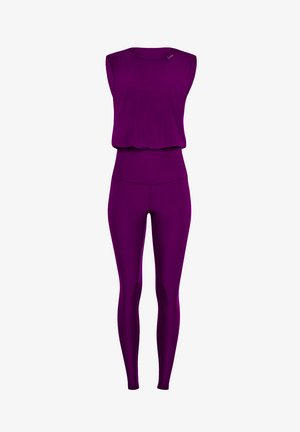 Paarse sportoutfit bestaande uit een mouwloos topje en hoge legging, gemaakt van rekbaar materiaal met een gladde textuur.