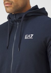 EA7 Emporio Armani TRAIN CORE TRACKSUIT HOODIE - Treningsdress - blue
