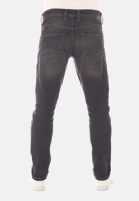 Vaqueros de mezclilla gris oscuro con un corte slim, que cuentan con dos bolsillos traseros con costuras decorativas y una sutil textura deslavada.