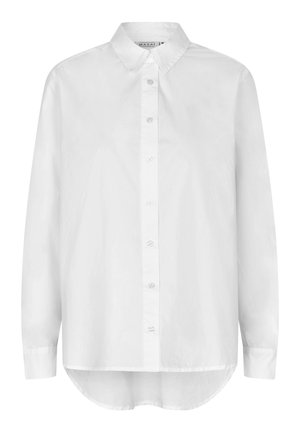 Chemise blanche à manches longues, boutonnée sur le devant, col pointu et ourlet légèrement arrondi.