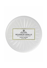 Pyöreä valkoinen kynttiläastia, jossa on teksturoitu auringonpaistekuvio. Etiketissä lukee "VOLUSPA BOURBON VANILLA" kultaisella reunuksella. Paino: 4,5 oz.
