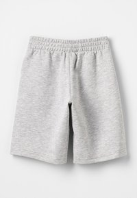 Harmaat puuvillashortsit, joissa on joustava vyötärö, sileä pinta ja suora leikkaus, sopivat rentoon pukeutumiseen tai liikuntaan.