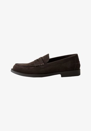 Mocassin marron foncé en daim pour homme avec talon bas, couture style mocassin et détail d'une bride sur le dessus.
