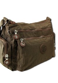 Bruine stoffen schoudertas met meerdere ritszakken, ronde bruine accenten en een textuur oppervlak. Voorzien van een rond logo-badge.