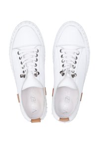 Weiße Ledersneaker mit runder Zehenpartie, strukturiertem Obermaterial, silbernen Ösen und tanfarbenen Akzenten an Ferse und Zunge. Flache Schnürsenkel mit Haken-Detail.