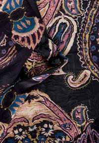 Tissu cachemire multicolore sur fond noir ; présente des motifs roses, bleus et dorés ; surface texturée ; comprend une fermeture éclair avec un bouton.