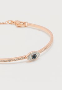 Βραχιόλι από ροζ χρυσό με κεντρικό μενταγιόν σε σχήμα ματιού που διαθέτει μπλε και διάφανα κρύσταλλα, και κούμπωμα με κλαμπ αστακού.