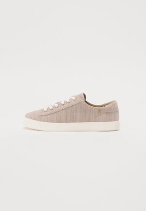 Lavtop beige lærredsneaker med hvide snørebånd og tyk hvid gummisål, vist fra ydersiden på ensfarvet hvid baggrund.