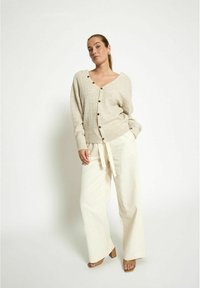 PEPPERCORN Gilet - m fog sand mel
