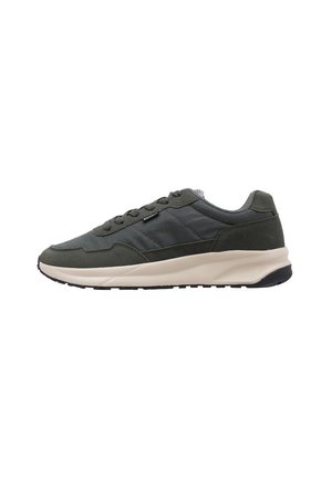 Zapatillas deportivas de color verde oscuro con una parte superior texturizada, que presentan detalles en gris, una suela acolchada de color beige y cierre de cordones.