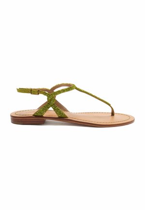 Sandalo piatto color cammello con sottili cinturini verdi oliva texturizzati, design a fascia a T e fibbia regolabile alla caviglia su sfondo bianco.
