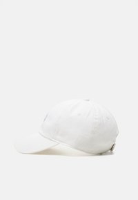 Weißer Baumwoll-Baseballcap mit gebogenem Schirm, Seitennaht und einer verstellbaren Metallschnalle hinten. Mit einem gestickten Logo auf der Vorderseite.