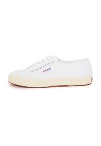Sneaker bianco in tela con punta rotonda, chiusura con lacci e suola in gomma. Presenta un piccolo dettaglio del logo e una superficie testurizzata. Design casual.