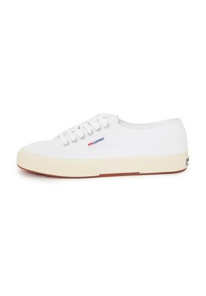Sneaker bianco in tela con punta rotonda, chiusura con lacci e suola in gomma. Presenta un piccolo dettaglio del logo e una superficie testurizzata. Design casual.