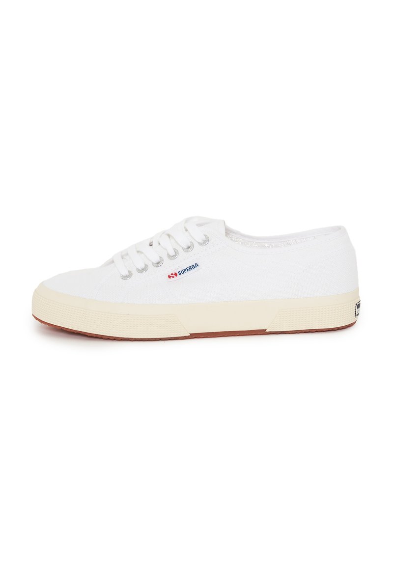 Sneaker bianco in tela con punta rotonda, chiusura con lacci e suola in gomma. Presenta un piccolo dettaglio del logo e una superficie testurizzata. Design casual.