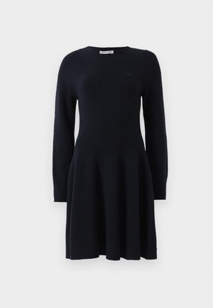 Abito in maglia nera a maniche lunghe con vita aderente e gonna svasata, scollo rotondo e logo del brand discreto sul petto.