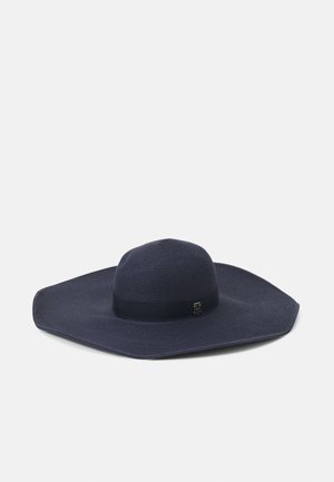 Zonneklep met brede rand, navyblauwe geweven stof, een afgeronde kroon en een bijpassende band met een klein metalen logo.