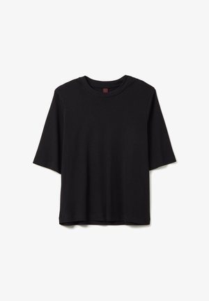 Camiseta negra de manga corta hecha de tela suave, con un cuello redondo y un corte relajado. Diseño simple sin patrones ni acentos.