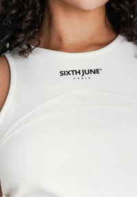 Weißes, eng anliegendes Tanktop mit geschwungenen Nahtdetails. Schwarzes "SIXTH JUNE"- und "PARIS"-Logo auf der Brust gedruckt. Glattes, dehnbares Material.