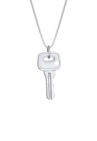 Ciondolo a forma di chiave in argento su una sottile catenina, con una testa piatta e un foro ovale, caratterizzato da una forma di chiave tradizionale e superfici lisce e lucide.