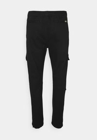 Pantaloni cargo neri con cintura elastica, vestibilità slim, tasche laterali e cuciture rinforzate. Presentano una texture liscia e nessun motivo visibile.