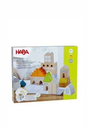 Holzbausteine in verschiedenen Formen und Farben, darunter Orange, Grün und Blau. Strukturierte Oberflächen und geometrische Designs bereichern das Spiel.