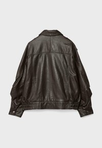 Giubbotto in pelle marrone, taglio oversize, con texture liscia, colletto a bavero e dettagli con orlo elasticizzato. Senza chiusure visibili.