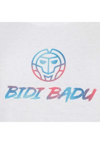 Maglietta bianca con un logo circolare in tonalità blu e rosso, che raffigura un volto stilizzato, accompagnato dal testo "BIDI BADU" in colori a gradiente abbinati.