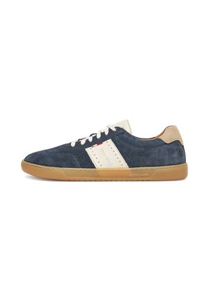 Niskoprofilowy granatowy zamszowy sneaker z białymi sznurówkami, beżowym obcasem, białym bocznym panelem i jasnobrązową gumową podeszwą.