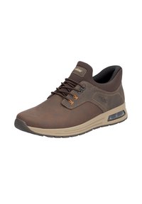 Zapatilla de cuero marrón con puntera redondeada, diseño minimalista, suela beige y costuras decorativas. Presenta acentos en cordones naranjas y amortiguación en el talón transparente.