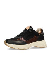 Sneaker atletici neri con dettagli in mesh, suede e accenti metallici. Punta arrotondata, superficie testurizzata e una suola in gomma beige con scanalature.