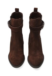 Brązowe zamszowe botki za kostkę z okrągłym noskiem, bocznym akcentem klamry i przeszyciami, z gładką czarną gumową podeszwą.