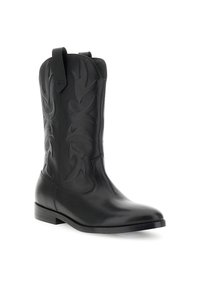Bota de cowboy de cuero negro con un patrón floral en relieve, punta afilada y lengüetas en el tobillo para facilitar su uso. Suela plana.
