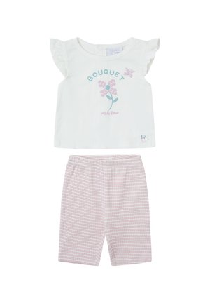 Top blanco para bebé con mangas con volantes y gráfico de flores rosas, combinado con pantalones cortos a cuadros rosa y blanco.