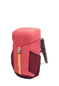 Roter und rosa Stoff-Rucksack mit gepolstertem Deckel, gelbem Trageriemen, seitlichen Netztaschen und verstellbaren grauen Riemen. Mit Markenlogo auf der Vorderseite.