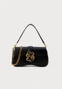 Zwarte leren handtas met een gebogen vorm, gouden slangenaccent en kettinghengsel. Beschikt over een klepafsluiting met een metalen logo-plaat.