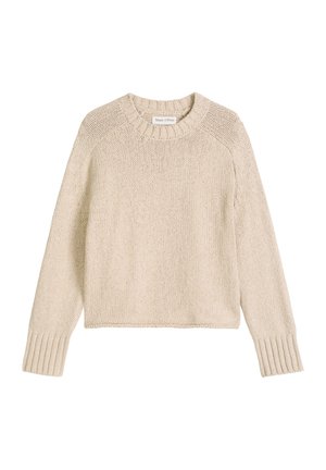 Beige gebreide trui met ronde hals, lange mouwen en geribbelde boorden, met een klein merkembleem bij de halslijn.