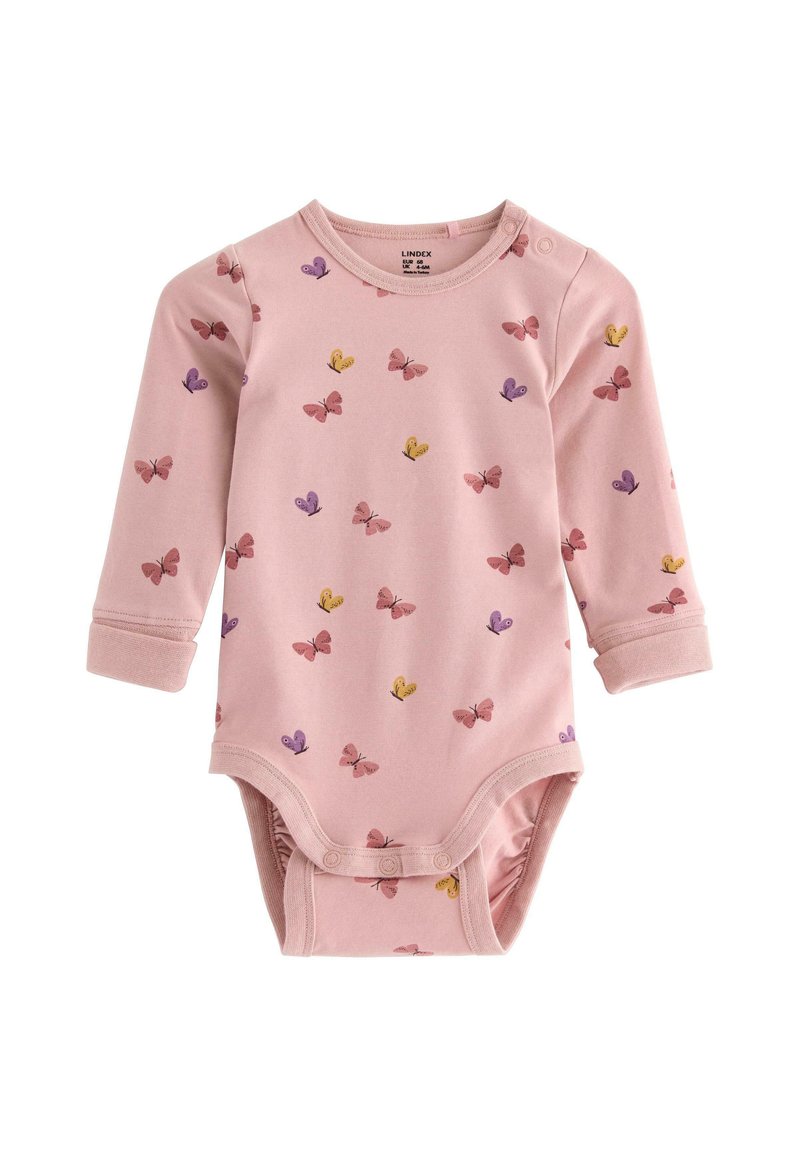 Lyserød langærmet babydragt med trykknapper på skulderen og skridtet, dekoreret med små lilla, gule og røde sommerfugletryk.