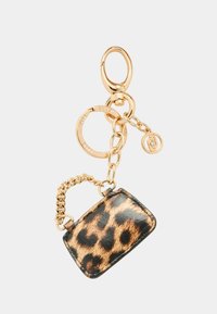Luipaardprint sleutelhanger met een klein handtasje ontwerp, voorzien van goudkleurige hardware en een kettingdetail, gemaakt van synthetisch materiaal.