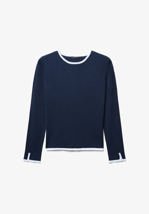 Un pull à manches longues bleu marine avec un col rond blanc, un ourlet blanc et des détails contrastés aux poignets. Tissu en tricot doux, longueur cropped.