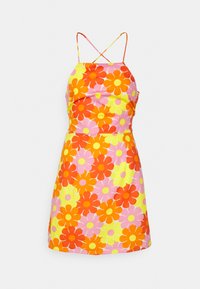 Vestido de alças com um padrão floral em laranja, rosa e amarelo. O material tem uma textura suave com alças cruzadas nas costas.