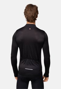 Camisa atlética de manga larga negra, hecha de un tejido ligero y que absorbe la humedad. Cuenta con un dobladillo curvado y un bolsillo trasero para almacenamiento.