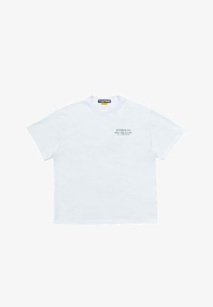 T-shirt bianca a maniche corte con il testo "IUTER & CO." e una piccola stampa nera sul lato sinistro del petto, posata su uno sfondo bianco.